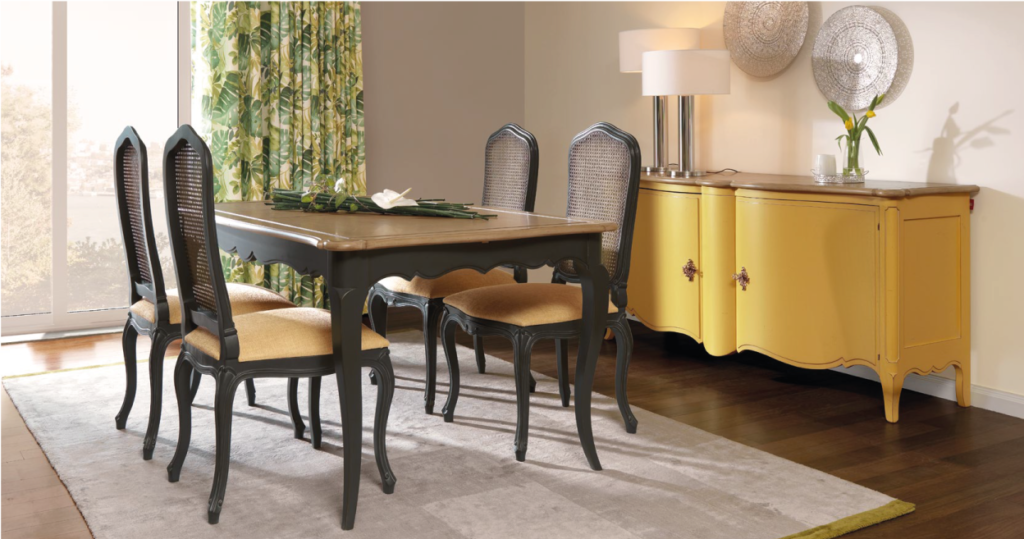 Sala de jantar com mesa e aparador