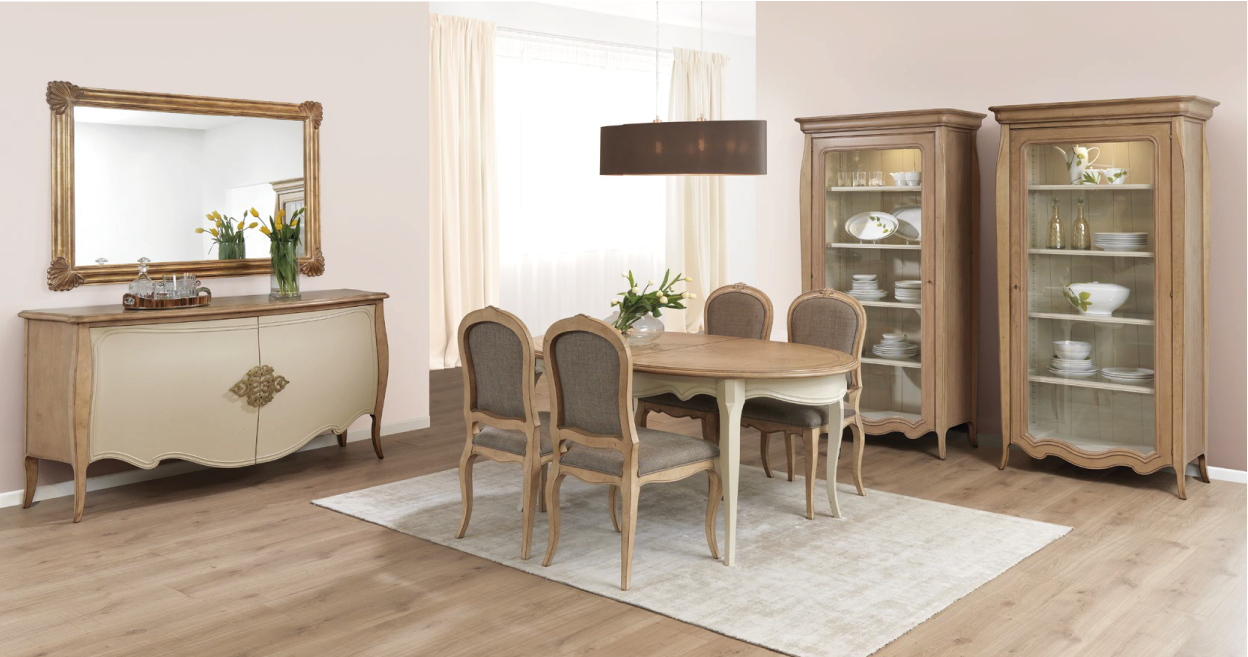 Sala de jantar com mesa, louceiro e aparador
