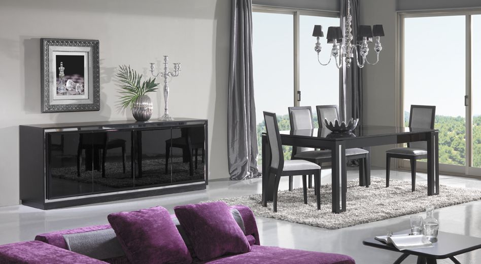 Sala de jantar com móveis pretos